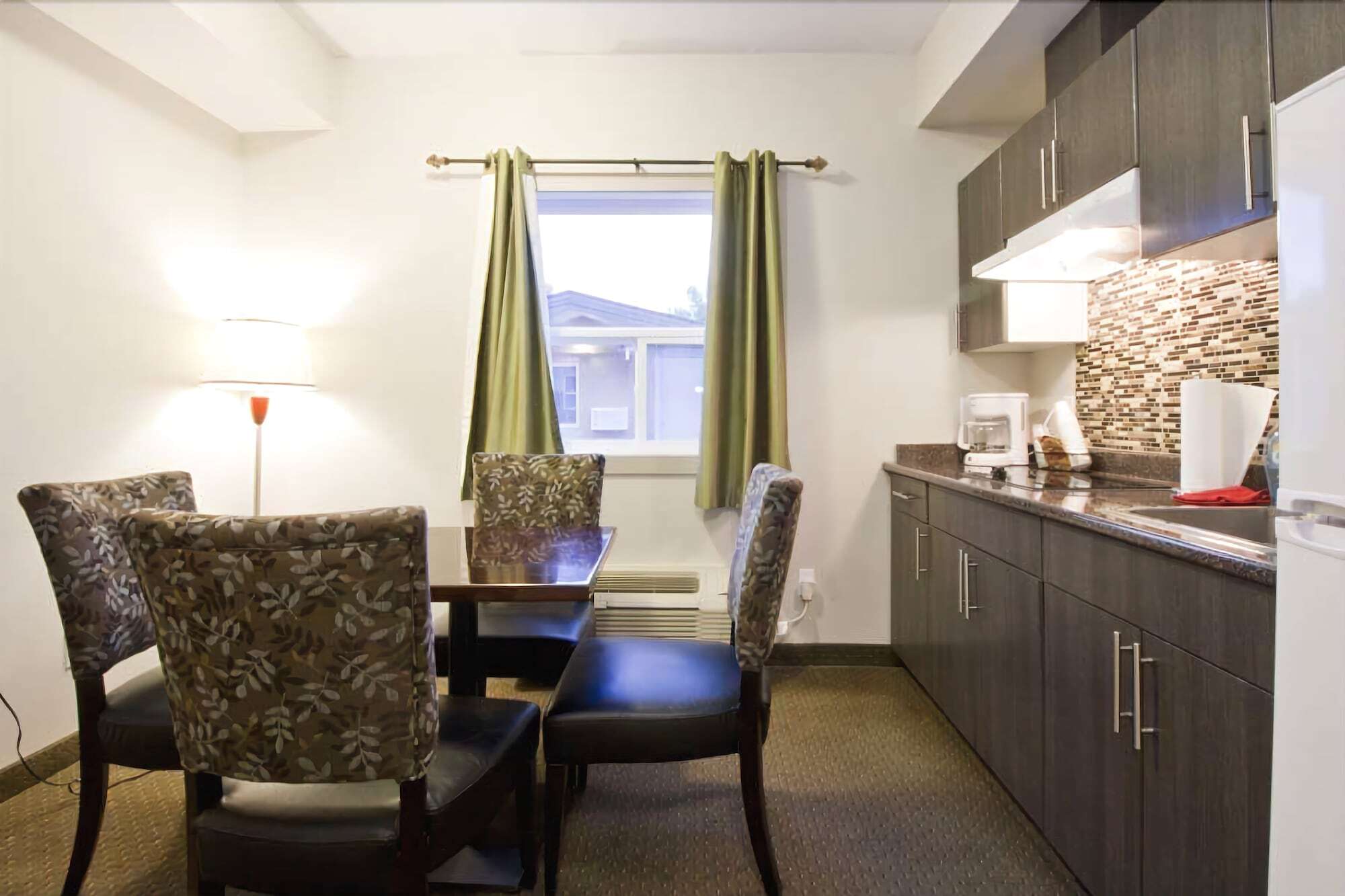 Travelodge By Wyndham Kindersley Экстерьер фото